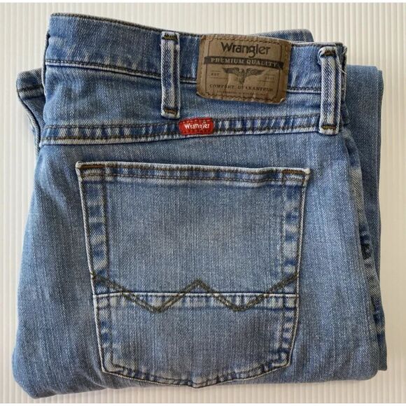 Wrangler Relaxed Bootcut Men's 34x30 Mid Rise Blue Jean whiskered - Picture 5 of 13